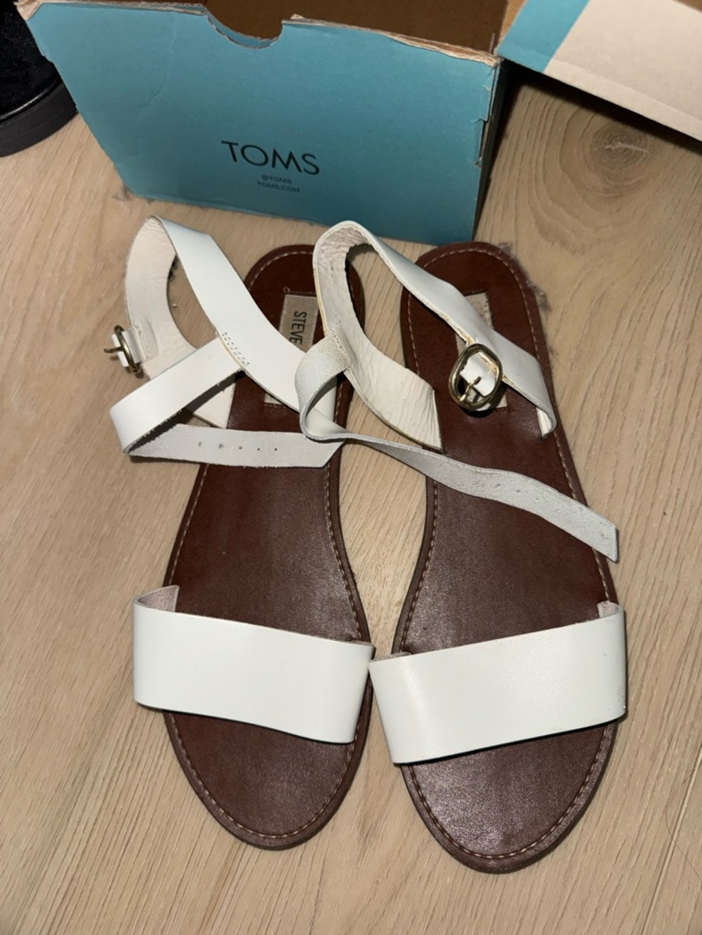 Steve Madden White Leather Strappy Sandals with Gold Buckle